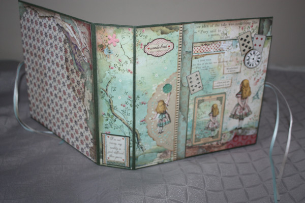 KIT SCRAPBOOKING - ALICE AUX PAYS DES MERVEILLES