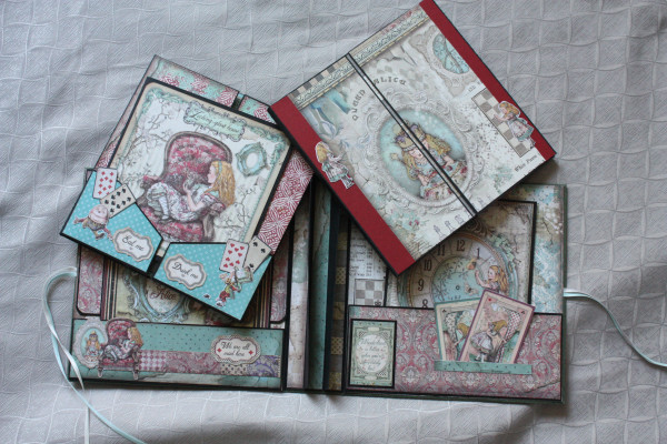 KIT SCRAPBOOKING - ALICE AUX PAYS DES MERVEILLES