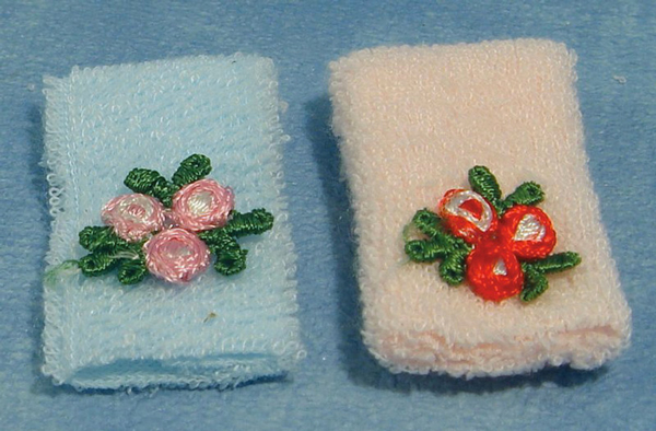 LOT DE 2 SERVIETTES DECOREES