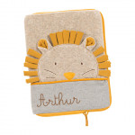 PROTÈGE CARNET DE SANTE BRODÉ - LE LION PAPRIKA