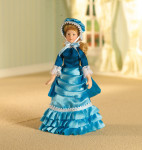 FEMME ELEGANTE EN ROBE BLEUE